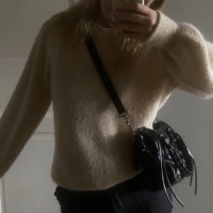 Beige stickad tröja  - Jättefin beige stickad tröja från NAKD i storlek S 💕 säljer då den inte kommer till användning 