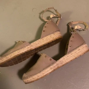 Vidorreta skor  - Säljer dessa super snygga skor, pga kommer inte till användning!! Hör av dig vid frågor!🩷