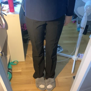 Svarta kostymbyxor - Köpte nyss ett par från bikbok så har 2 och vill sälja dessa, sitter snyggt overall och är en längre modell, dom är långa för mig som är 172, dem passar någon som är en lite större 36 💗 pris går att diskuteras men skriv privat då! 