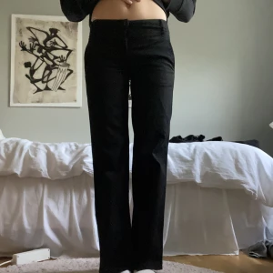 Lågmidjade jeans - Svarta lågmidjade raka jeans! Materialet känns typ som en blandning av linne o jeans, så de är så sköna!!💓💓 Uppsprättade längst ner för att få de längre, jag är 165 o de sitter perfekt på mig.