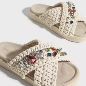 Inuikki tofflor  - Använda kanske 5 gånger så i nyskick💕💕 box med följer, säljer för de ej kommer till användning! Pris kan diskuteras 