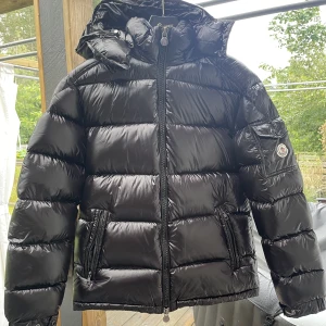 Moncler Maya (svart) - Säljer denna pga den kom i för liten storlek. Skick 10/10 eftersom aldrig använd. Finns även Nfc tag samt kvitto för äkthetsbevis.