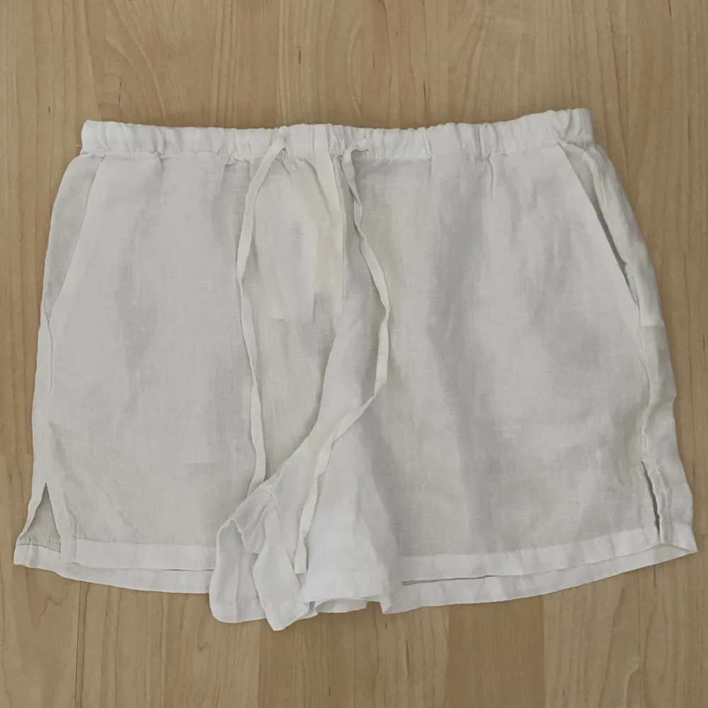 Super fina shorts från Gina tricot. Aldrig använda. Storlek: S. Shorts.