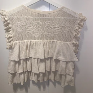 Zara topp - Säljer min fina volangtopp från Zara, storleken är L men den är liten och  passar M💗 Använd 1 gång, sista bilden är lånad!!