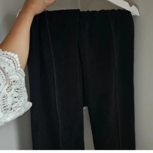 Tygbyxor - Sjukt snygga och unika tygbyxor som är "ribbade" och har en söm framtill (syns på bild). Går ner till golvet på någon som är ca 165 cm
