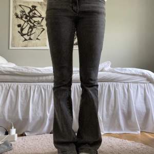 Gråa/svarttvättade lågmidjade bootcut jeans. De är från gina, storlek 34 o sitter bra på mig som är 165!💕