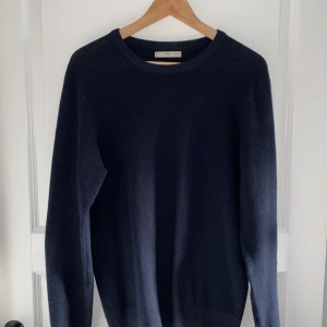 Mörkblå stickad tröja - Säljer min mörkblå stickade tröja från Mango eftersom den aldrig används. Använd ett par gånger men sparsamt