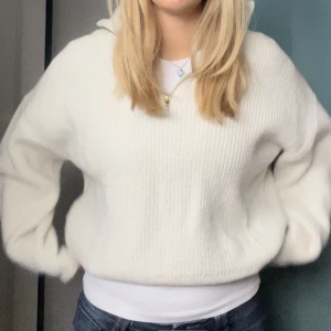 Stickad tröja med zip - Lite lite nopprig (bild 3). Cremevit