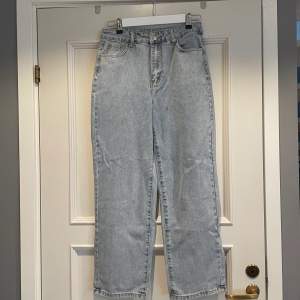 Ett par grå/blåa jeans från SHEIN. De är helt oanvända och har kvar påsen om man vill ha det också. De är i storlek petite M. Köptes för 299 men säljer för 80+frakt