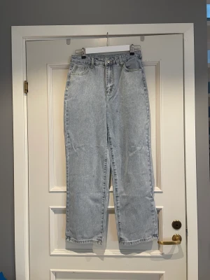 Jeans - Ett par grå/blåa jeans från SHEIN. De är helt oanvända och har kvar påsen om man vill ha det också. De är i storlek petite M. Köptes för 299 men säljer för 80+frakt