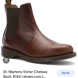 Dr. Martens chelseaboots i läder - Gott skick, skulle nog bli som sprillans med lite lädervax, men funkar fint som de är. Extremt sköna att gå i tycker jag. Nypris runt 1400.