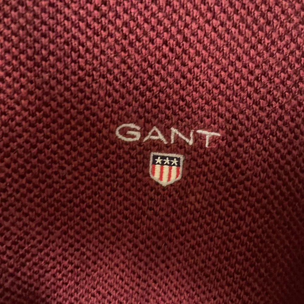 Hej, säljer nu en en ny vinröd Gant sweatshirt som är i stl Xs, den är köpt på NK nypris 1199kr mitt pris 750kr. Den är inte använd och prislappen sitter kvar, hör av dig om du har några frågor. Byten kan vara intressant . Tröjor & Koftor.