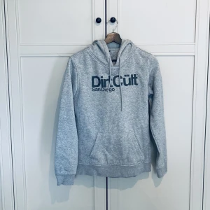 DirtCult hoodie strl xs - Säljer en supersnygg och skön hoodie från DirtCult i använt men fint skick! Inga fläckar vad jag kan se och fin i tyget! Obs att en large i ”pojkstorlek” men att jag har använt den och passar på mig som oftast har xs! 