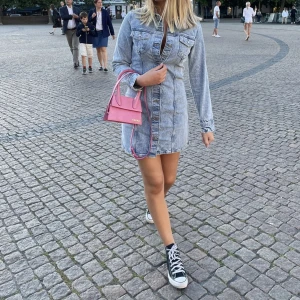 Jeansklänning  - Säljer min jeansklänning från H&M i storlek S. Den är slutsåld på hemsidan. Använd 1 gång, skriv vid frågor eller fler bilder.