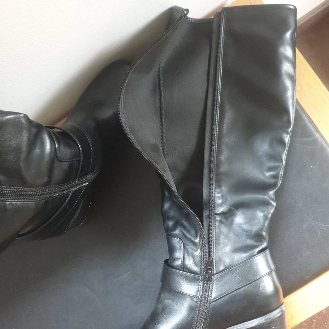 Svarta knähöga biker boots i pleather - 91