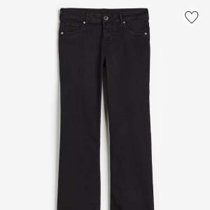 Lågmidjade bootcut jeans från H&M (oanvända) storlek 34!🩷
