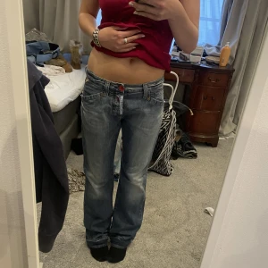 REPLAY JEANS! - Skitsnygga replay jeans som e raka i benen o snygga fickor o massa snygga detaljer! Dom är i strlk 29/32 och är typ 40 cm rakt över midjan och hela byxan är 107cm!😍😍😍pris kan diskuteras😚