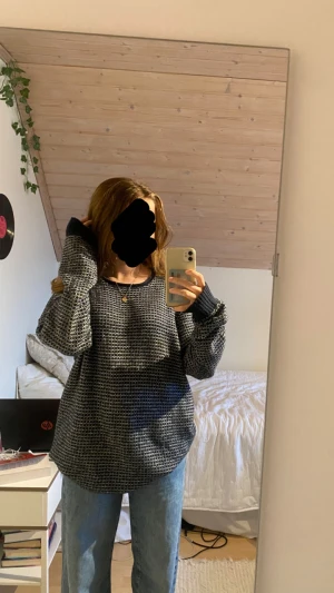 Stickad tröja - Mysig stickad tröja från dobber! Den är i storlek L men är härligt oversized på mig som har XS. Materialet är inte alls stickigt utan jättemysig. Den är i bra skick ❤️