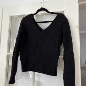 Stickad tröja från h&m - Superfin stickad tröja från h&m som är v-skuren🖤Köp nu och få gratis frakt! Pris kan diskuteras. Alla kläder kommer självklart tvättas en extra gång innan leverans📦