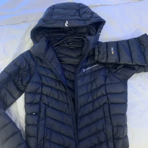 Peak performance jacka - Säljer en peak dunjacka i den vanliga modellen, jackan är i bra skick men dragkedjan har gått sönder så den behöver lagas! 