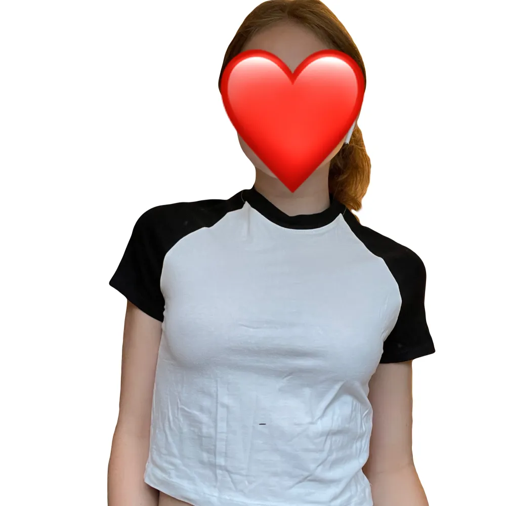 En vit T-shirt med svarta ärmar och halsmudd som är super bra skick! . T-shirts.