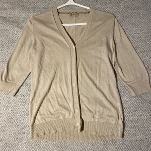 Trekvartsärmad kofta - Brun trekvartsärmad kofta köpt i London. Fint skick typ aldrig använd. Skriv om du är intresserad, köparen står för frakten💓