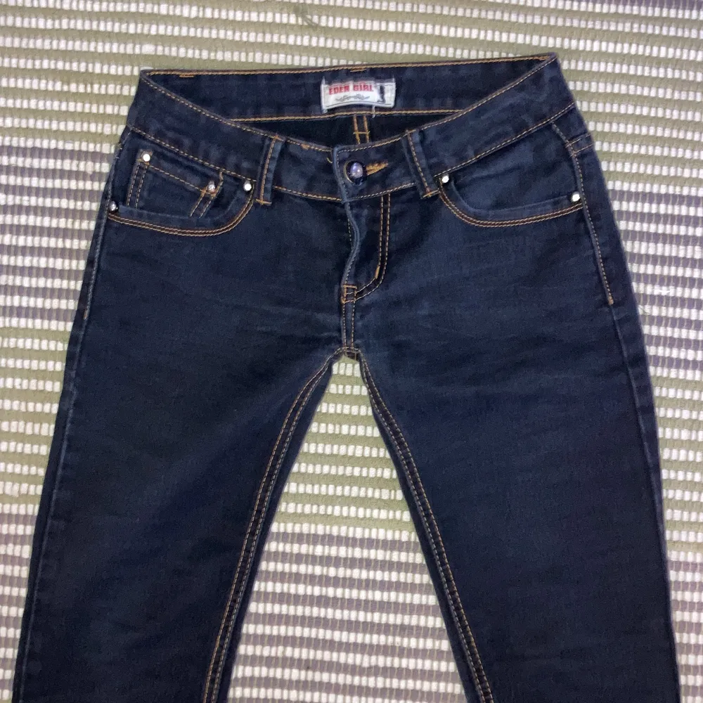 Skinny jeans i stretchigt material med små diamanter runt fickorna o på knappen:D . Jeans & Byxor.