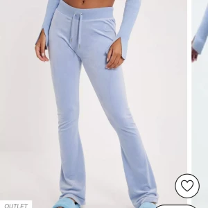 Juicy Couture byxor - Supersnygga ljusblå lågmidjade och flare byxor från Juicy Couture. Sitter supersnyggt och är så sköna men säljer då jag har två par. Köpta för 999 kr och använda ca 3-5 gånger. Skriv för egna bilder!!