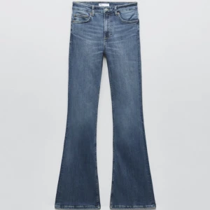 Zara jeans  - Säljer dessa helt slutsålda jeans från zara då dom inte kommer till så mycket användning, har ändrat använt dom 2-3 gånger, så dom ser ut som nya. ❤️jag är ungefär 168cm