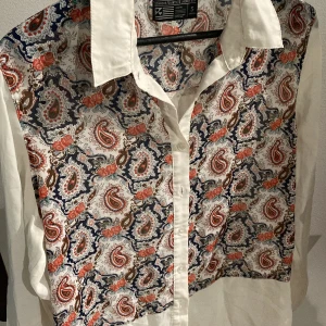 Blus paisleymönstrad - Tunn blus med fint mönster. Märkt strl. S.  Använd ett fåtal gånger.