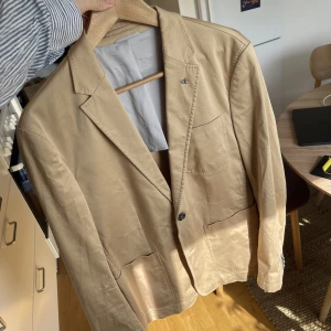 Calvin Klein kavaj size 50 använd 1 gång  - Jättefin Calvin Klein kavaj  Väldigt bra skick 