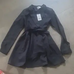 Blazer belted mini dress strl 40 men man kan justera så passar andra strl med ❤️ Helt ny med lappar 559 kr