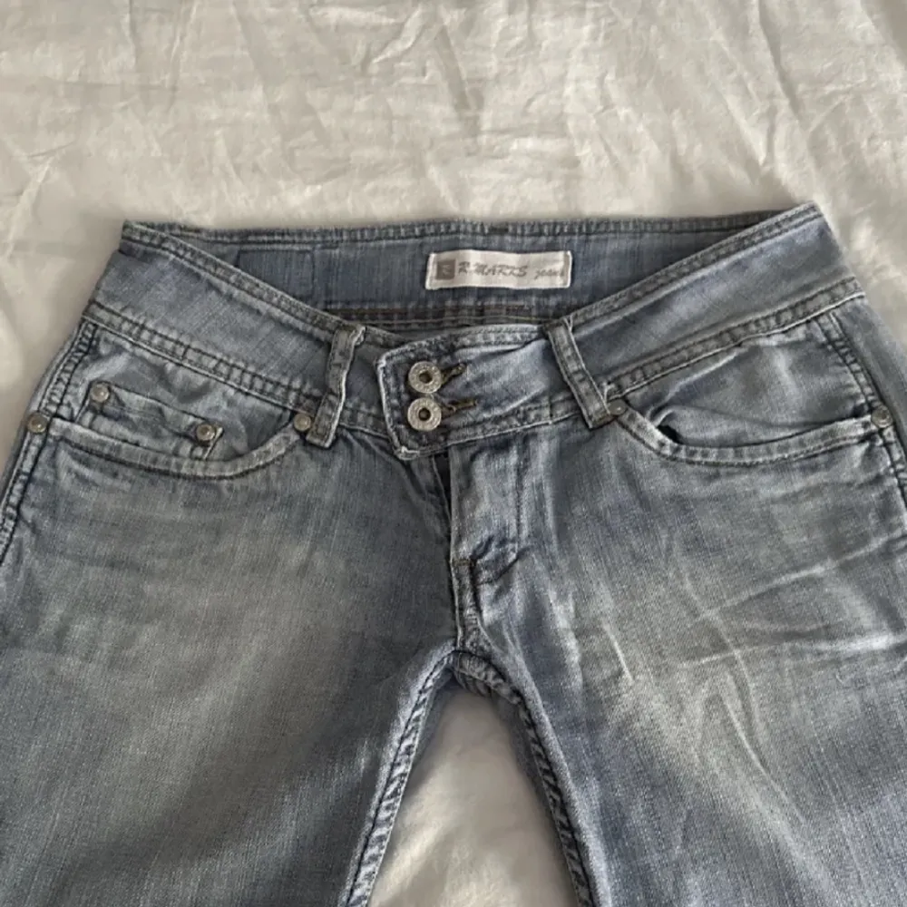 Säljer vidare dessa super fina R.Marks low waist jeansen med bootcut då dom tyvärr inte satt bra på mig🫶🏻Personen på bilden är 165, midjemått 75cm och innerbenslängd 78cm. Jeans & Byxor.