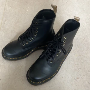 Dr. Martens vegan - Testade en dag. Insåg att de var för små