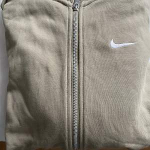Skitsnygg Nike zip hoodie i storlek M. Fint skick, som ny. Säljer då den inte kommer till användning🤍 