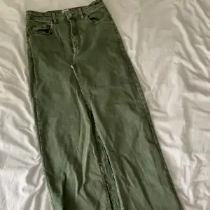 Så snygg kjol i grönt jeanstyg🤩Är i från lager 157 med slits fram💗💗