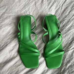 Klackskor - Säljer dessa otroliga klackar från HM då de inte kommer till användning längre! Storlek 39 och endast använda en gång! 💚