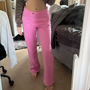 Rosa jean - NOISY MAY jeans. Storlek S. Waist: 28 Length: 32 ((20% rabatt på hela köpet vid köp av 2+ plagg!!! Kolla in min profil💛))