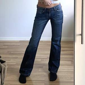 Supersnygga lågmidjade bootcut jeans från only! Nypris 700kr (prislapp kvar). Storlek W29L32 men ganska små i storleken. Hon på bilden är ca 167cm och brukar ha storlek S/36. Midja: ca 78cm. Innerben: 80cm. Fri frakt! Använd gärna köp nu🙌