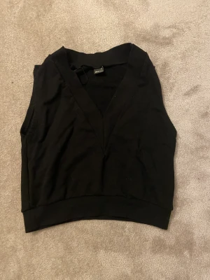 Svart tyg väst från Gina🫶 - Svart tyg väst från Ginatricot . Skriv privat för mer frågor❤️