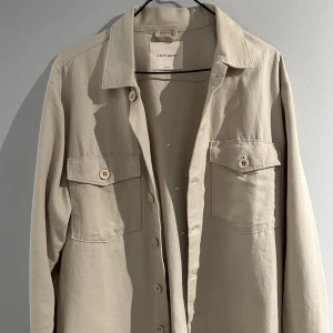 Overshirt - Tja, säljer nu min overshirt från a day’s march . Overshirten är i väldigt bra skick 9/10. Nypris 1400kr, säljer den för 499kr