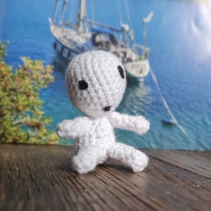 Kodama från mononoke,  ghibli - Virkat själv och kan troligast göras till nyckelring eller örhänge. Den kan sitta upp själv och är gjord av bomullsgarn. Fler kan göras på besättning med olika drag för veriation.