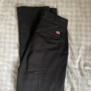 Byxor Dickies - Säljer ett par Dickies byxor i modellen ”Pheonix Cropped”. Riktigt snygga på och går även att vika ner i midjan. Säljer då dom är liiite för små för mig så har inte kommit till användning. Sparsamt använda. Nypris: 749kr