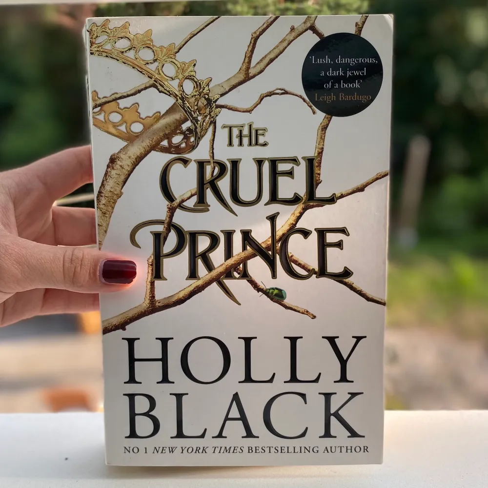 Holly Blacks ”The cruel prince” på engelska. Boken är lite kantstött och sidorna solblekta (se bild 2) men oläst och bokryggen är därmed intakt🙌  Hör av dig om du önskar fler bilder eller vill diskutera priset☺️. Övrigt.