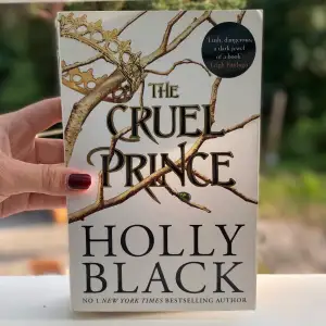 Holly Blacks ”The cruel prince” på engelska. Boken är lite kantstött och sidorna solblekta (se bild 2) men oläst och bokryggen är därmed intakt🙌  Hör av dig om du önskar fler bilder eller vill diskutera priset☺️