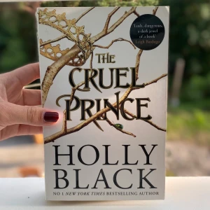The cruel prince - Holly Blacks ”The cruel prince” på engelska. Boken är lite kantstött och sidorna solblekta (se bild 2) men oläst och bokryggen är därmed intakt🙌  Hör av dig om du önskar fler bilder eller vill diskutera priset☺️