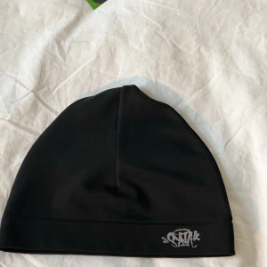 Syna skull hat  - Fick dem den 23 augusti säljer för att jag hann byta stil mässan är annars jätte bra skick och allt skriv om du är intresserad 