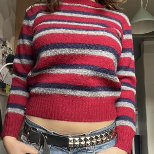 Stickad vintage tröja  - 🍓Man kan kommentera ifall man är intressead och vill köpa, så markerar jag tröjan som såld, betala via swisha då!🍓‼️SWISHA TILL 0702939703 VID KÖP‼️ väldigt söt vintage stickad tröja från beyond retro som passar perfekt till hösten!
