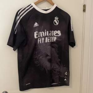 Säljer en special tröja real Madrid humanrace säljer för den är för står skriv i dm för fler bilder köptes för 1100!😊