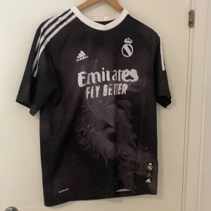Real Madrid tröja - Säljer en special tröja real Madrid humanrace säljer för den är för står skriv i dm för fler bilder köptes för 1100!😊